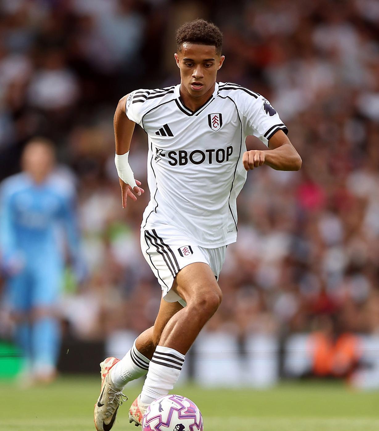 清晨中超焦点战；曼联止住颓势；压力陡增；球队文化再被提及的简单介绍